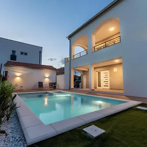 Appartement Bernie With A Pool, Zadar